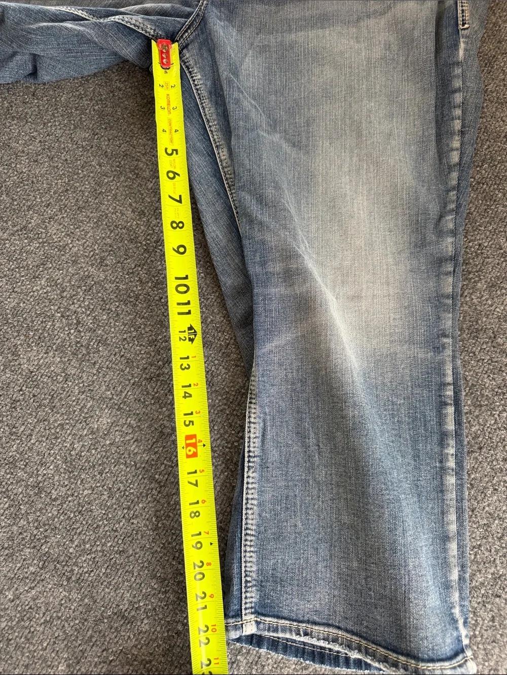 Silver Jeans Women’s Suki Size 24 Capri Jeans in Light Blue Wash